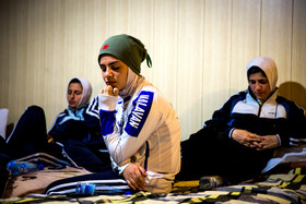 تمرکز بازیکنان در جلسه‌ي آخر تیم، شب قبل از مسابقه. 